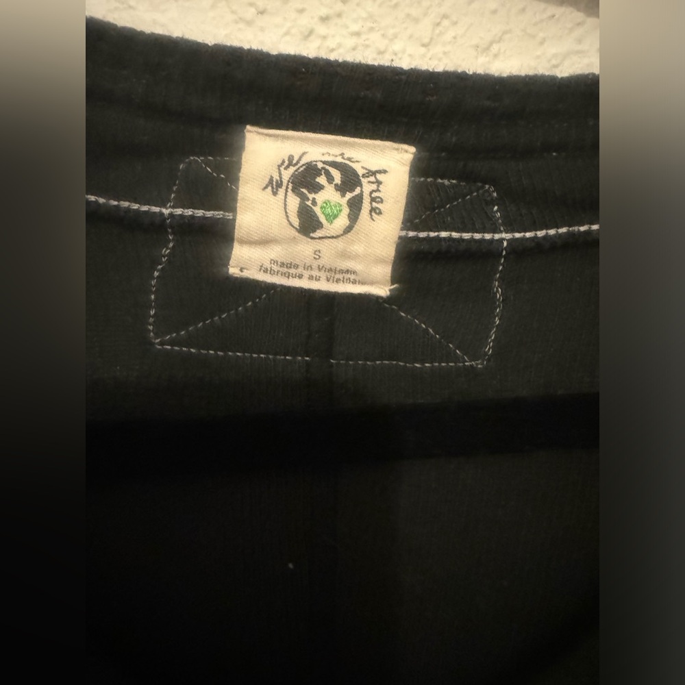 We the Free scoop neck long sleeve cuffed thumbhole black T-Shirt - Picture 5 of 6